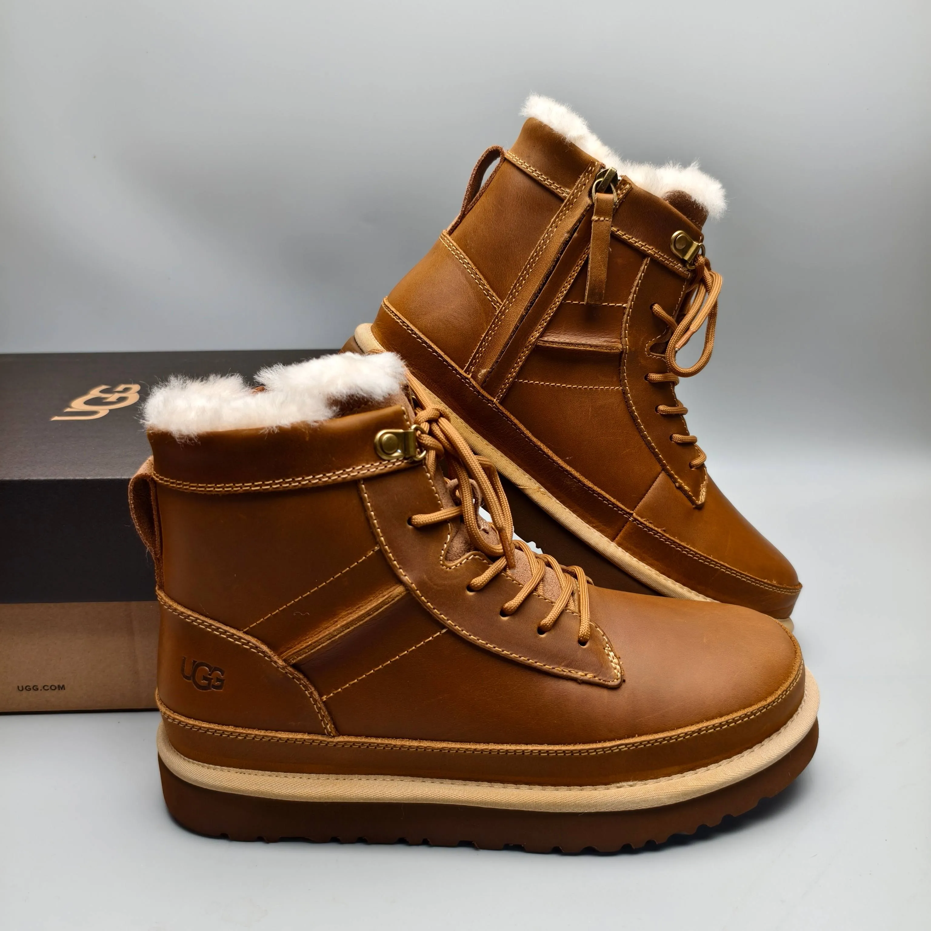 💰720 UGG sheepskin all-in-one snow boots 4580 mid-top patent leather lace-up side zipper men's color matching: black maroon matching code: 39-45